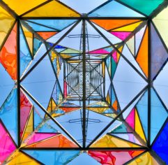 ＃ 醜陋高壓電塔變身藝術品：德國藝術學校學生發揮巧思 Leuchtturm 燈塔