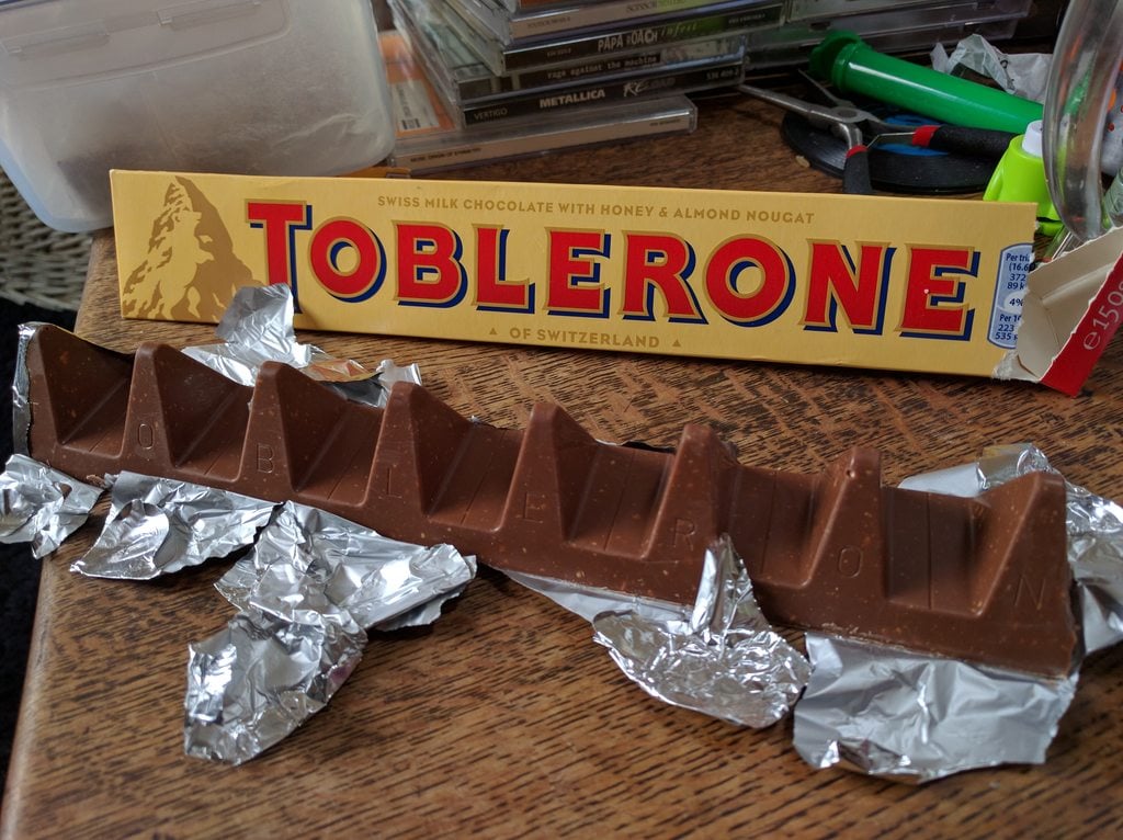 # 難以認同：瑞士三角巧克力「走山」縫隙變大引發民怨 18