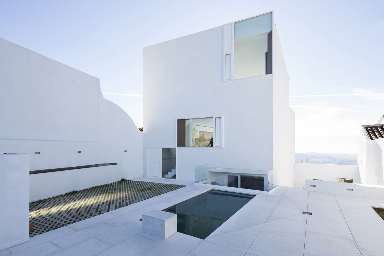 # Claire House：坐落在西班牙的極簡風格主義住宅 2