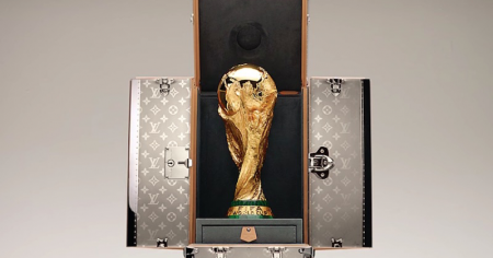 # Louis Vuitton × FIFA：LV為世足賽打造金獎盃展示櫃