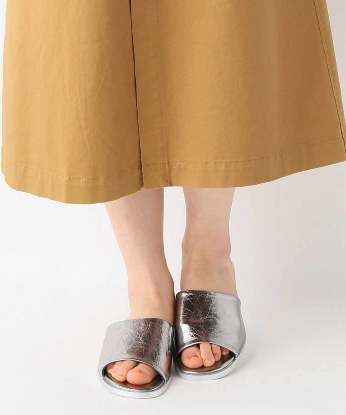 # 金屬質感卻輕如羽毛：Mollini 打造自在時尚的夏天拖鞋！ 5
