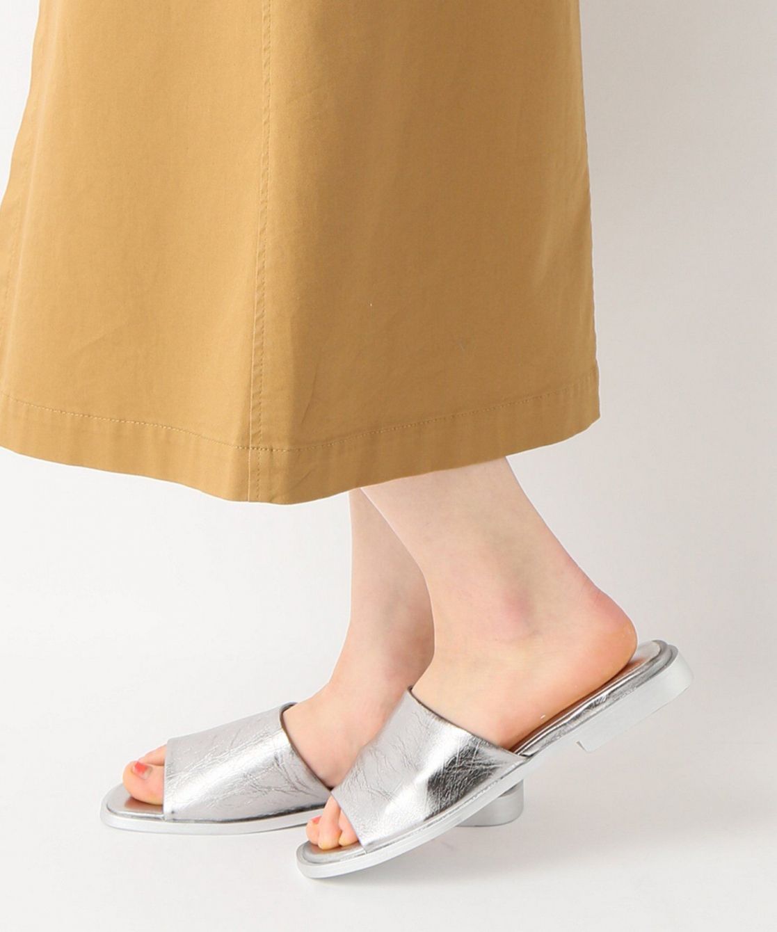 # 金屬質感卻輕如羽毛：Mollini 打造自在時尚的夏天拖鞋！ 6