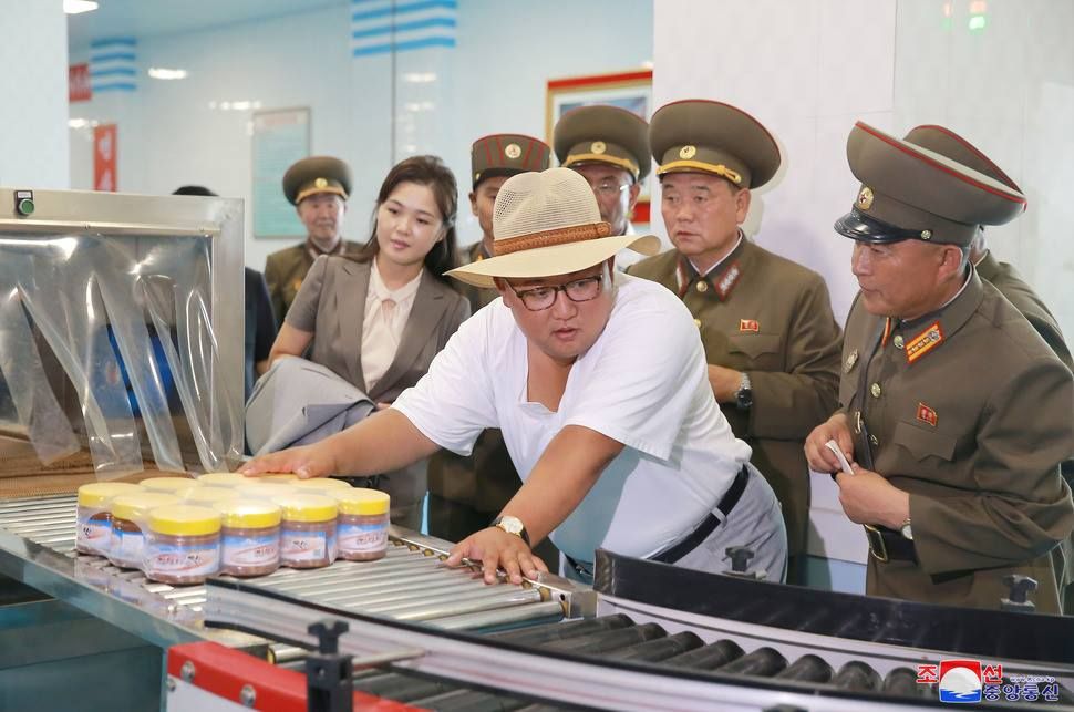 # 北韓領導人金正恩展現親民形象：一改以往領導人深色服裝形象 6