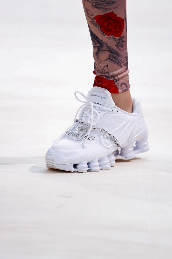 # 彈簧鞋風潮再度來襲：COMME DES GARÇONS × Nike 最新聯名款式於時裝週登場 3