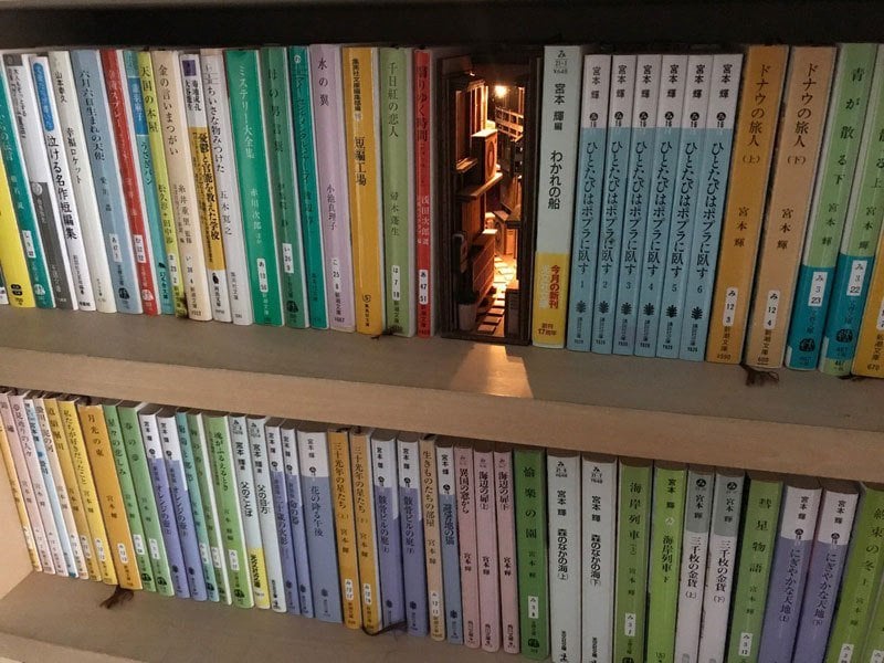 # 書中真有黃金屋：來自日本藝術家 Monde 巧手，袖珍巷弄就藏在書架裡！ 4