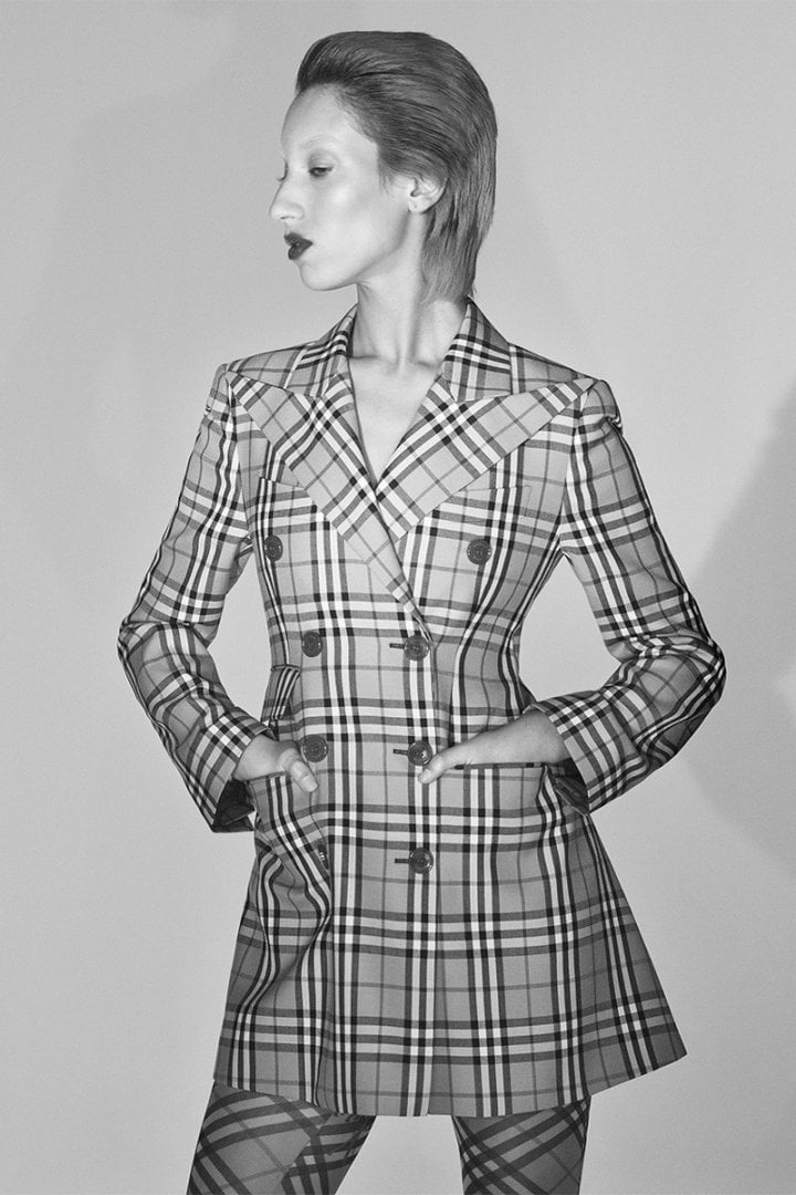 # 重新演繹英倫風格：Burberry × Vivienne Westwood 聯名系列正式上架 11