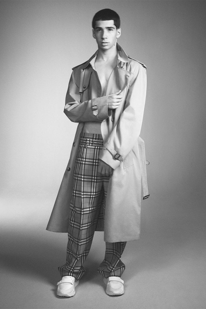 # 重新演繹英倫風格：Burberry × Vivienne Westwood 聯名系列正式上架 12