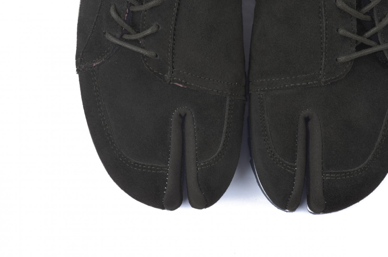 # 融合東方美學的運動鞋款：LESS × oqLiq 聯名之作 Tabi Sneakers 正式登場 9