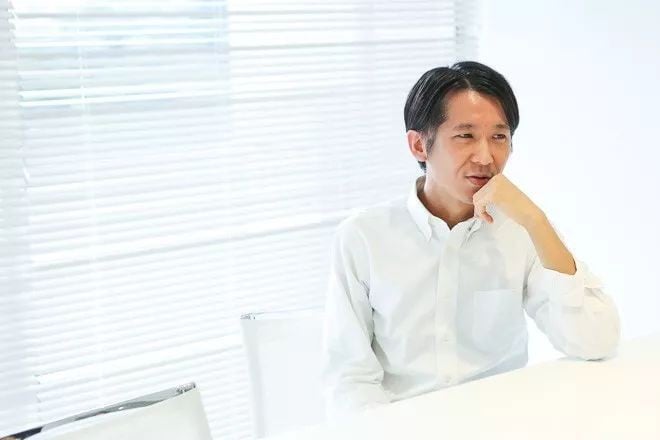 # 日式標誌性美學：三位日本時裝設計師為經典 Egg Chair 執行面料設計 8