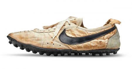 # 不只是蘇富比最貴球鞋： Nike Moon Shoe 還承載了田徑教練的崢嶸歲月