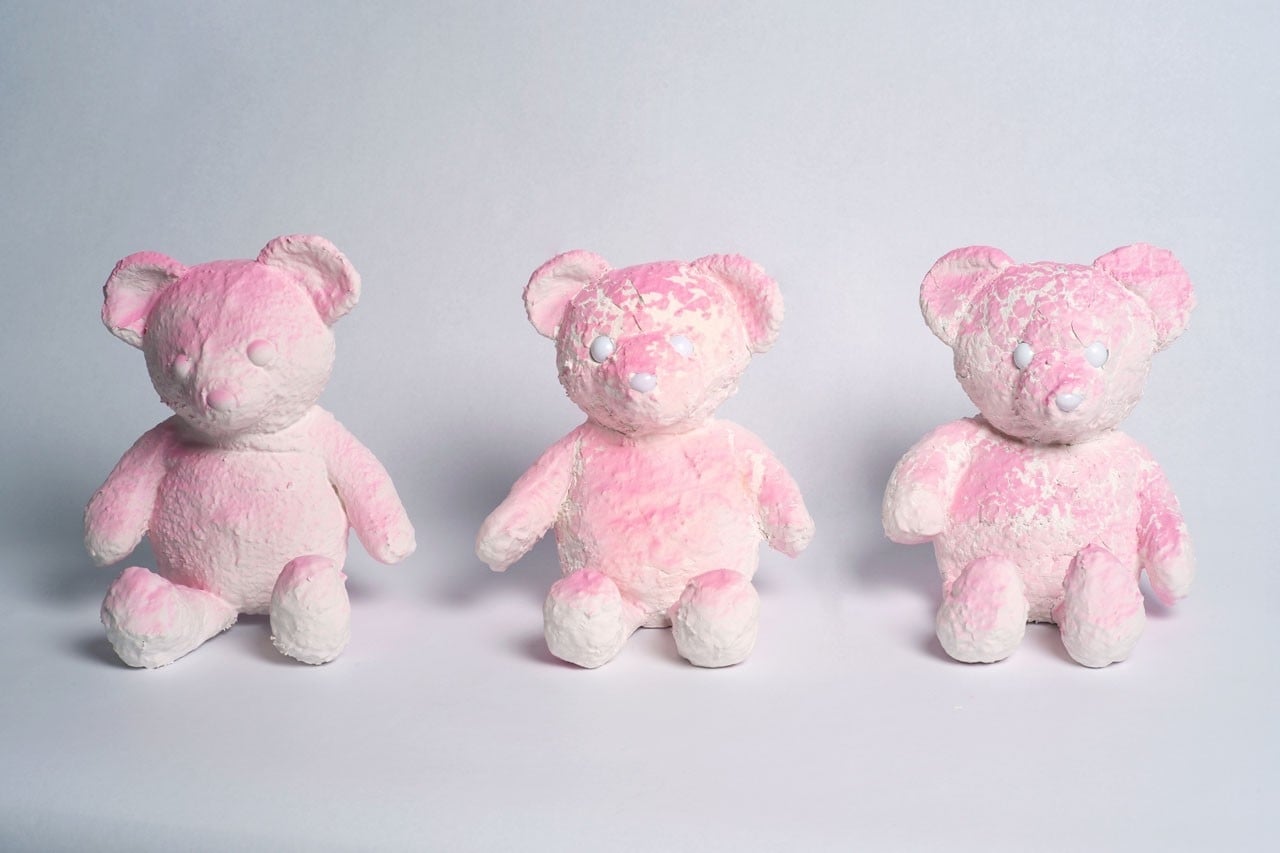 # Daniel Arsham 重溫與 Dior 的合作：「PINK CRACKED BEAR」限量版小熊雕塑即將登場！ 1