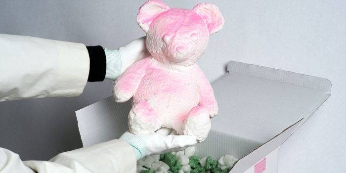 # Daniel Arsham 重溫與 Dior 的合作：「PINK CRACKED BEAR」限量版小熊雕塑即將登場！
