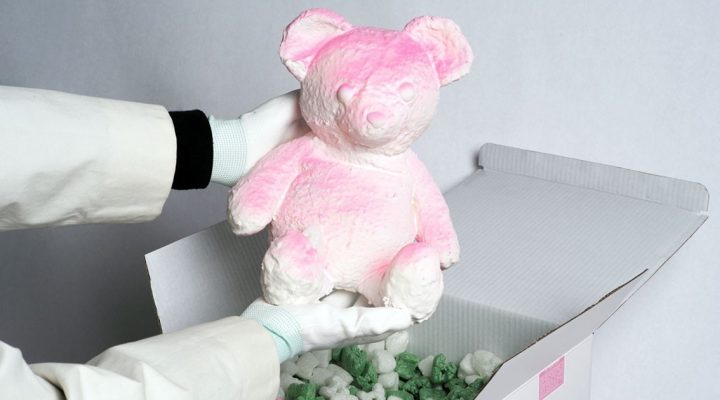 # Daniel Arsham 重溫與 Dior 的合作：「PINK CRACKED BEAR」限量版小熊雕塑即將登場！