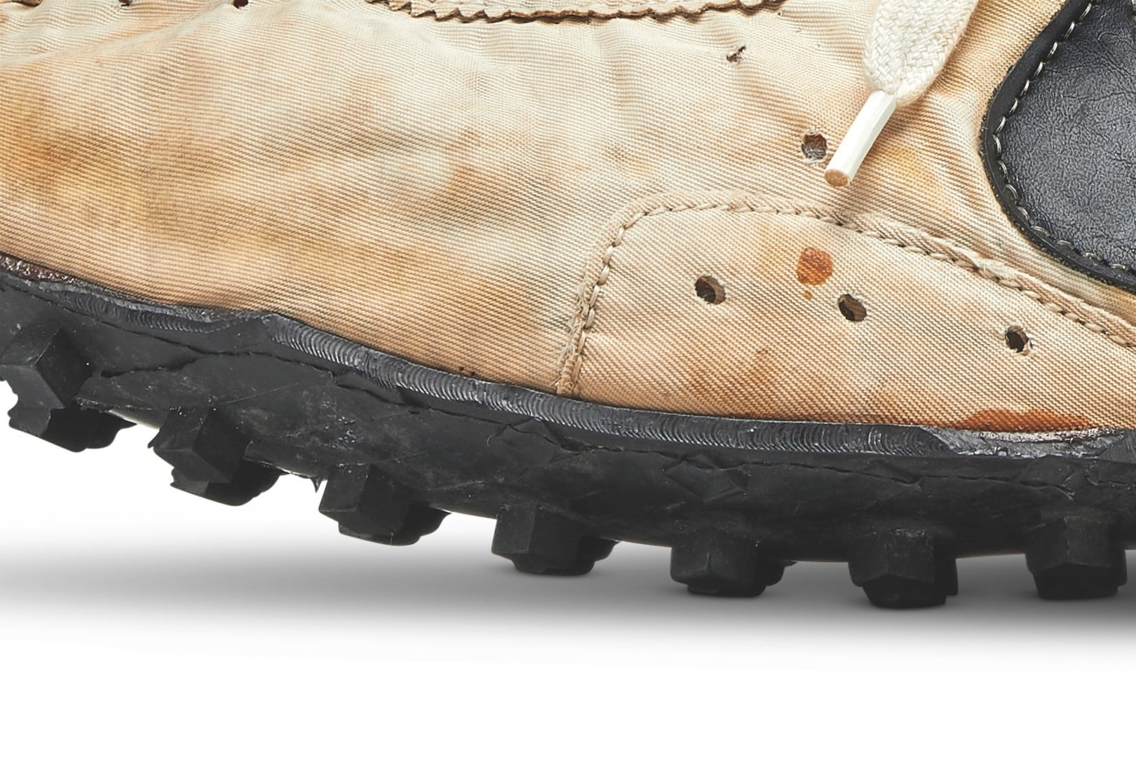 # 不只是蘇富比最貴球鞋： Nike Moon Shoe 還承載了田徑教練的崢嶸歲月 17