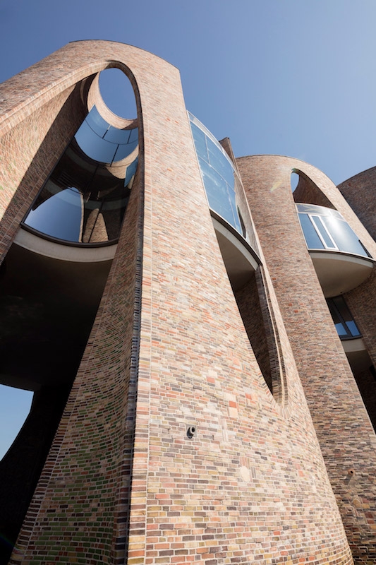 # 由內到外量身打造：裝置藝術家 Olafur Eliasson 的跨界建築堡壘！ 9