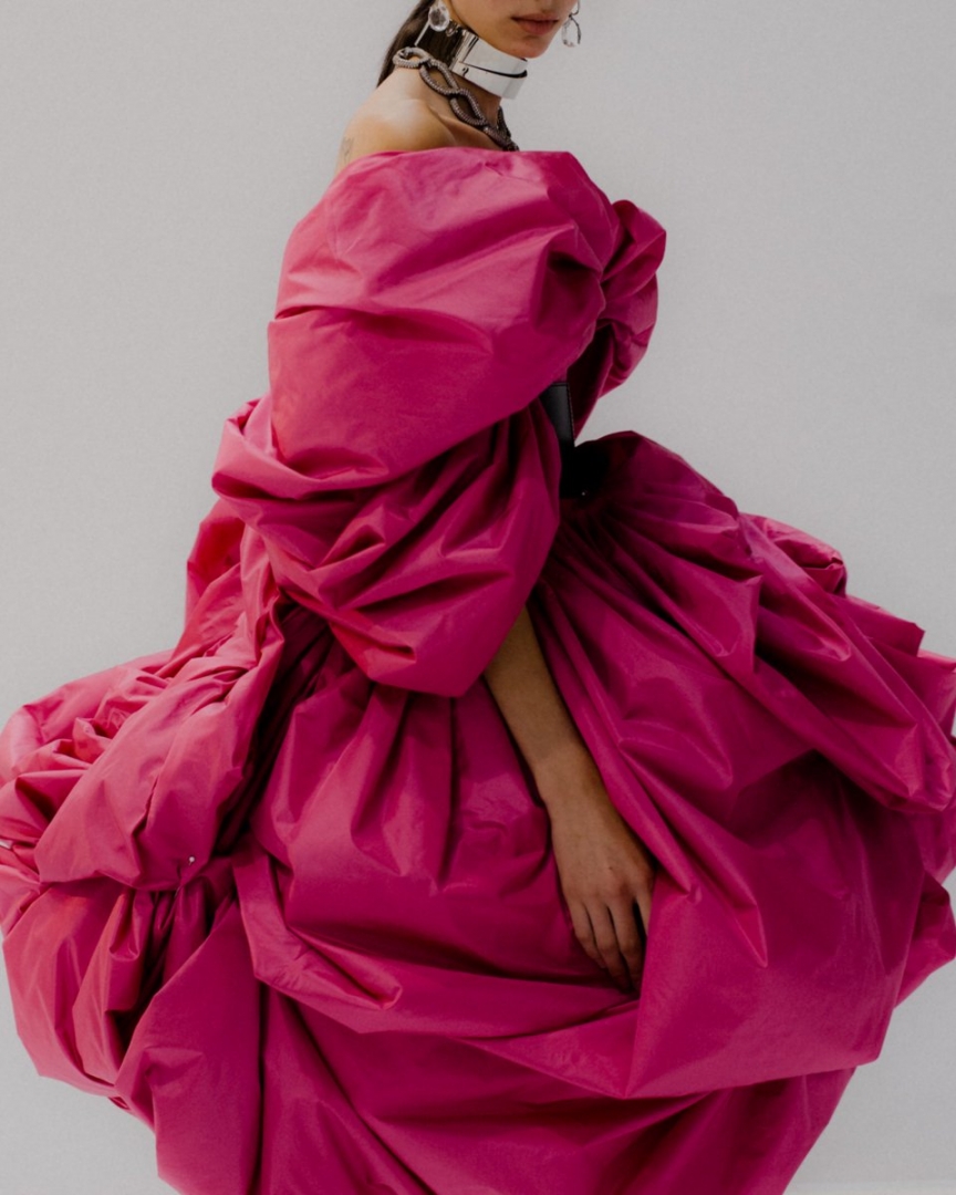 # Alexander McQueen：為何設計師鍾愛採用 紅色玫瑰 元素？ 29