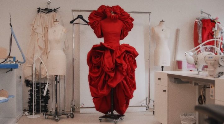 # Alexander McQueen：為何設計師鍾愛採用 紅色玫瑰 元素？