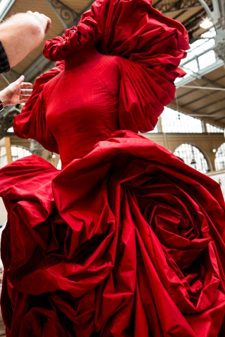 # Alexander McQueen：為何設計師鍾愛採用 紅色玫瑰 元素？ 8