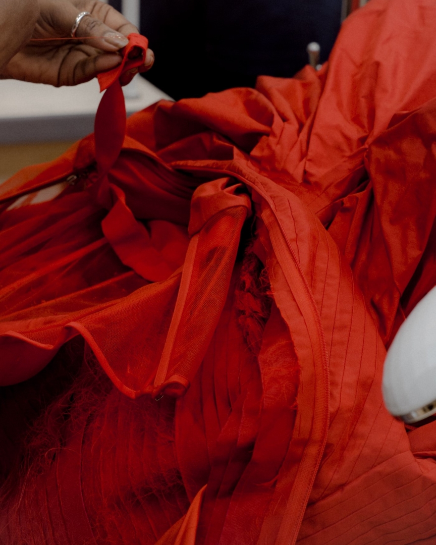 # Alexander McQueen：為何設計師鍾愛採用 紅色玫瑰 元素？ 9