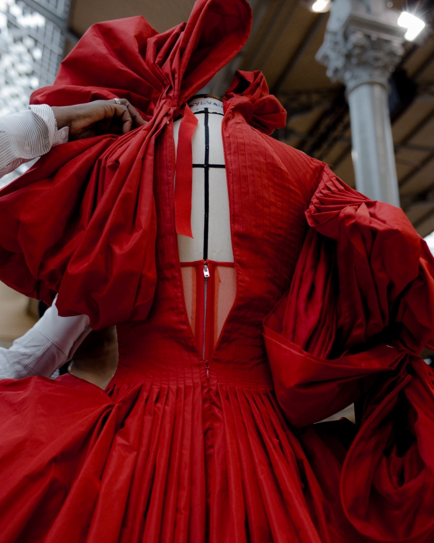 # Alexander McQueen：為何設計師鍾愛採用 紅色玫瑰 元素？ 10