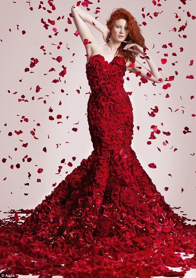 # Alexander McQueen：為何設計師鍾愛採用 紅色玫瑰 元素？ 30