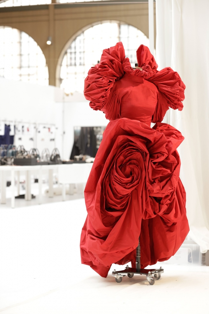 # Alexander McQueen：為何設計師鍾愛採用 紅色玫瑰 元素？ 4