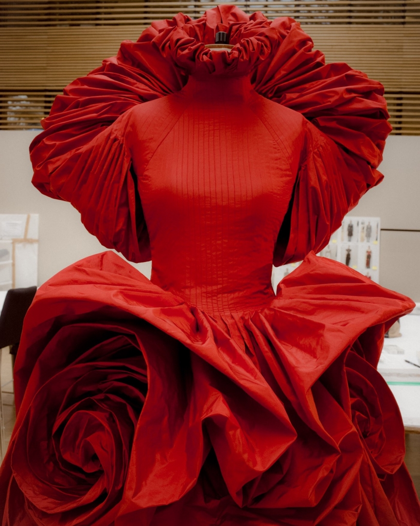 # Alexander McQueen：為何設計師鍾愛採用 紅色玫瑰 元素？ 7