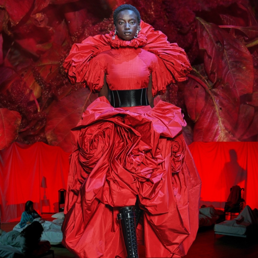 # Alexander McQueen：為何設計師鍾愛採用 紅色玫瑰 元素？ 28