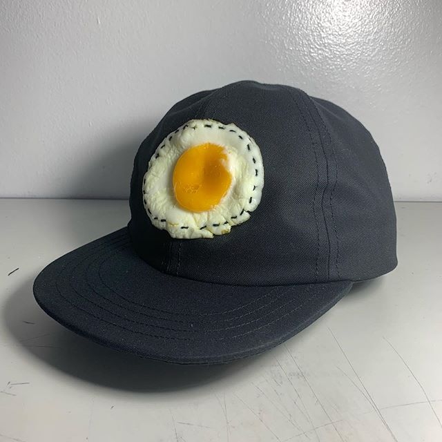 # 這樣能吃嗎？：藝術家Brian Downey把荷包蛋放在帽子上！ 2
