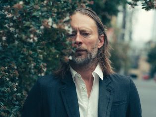 # 樂迷夜間驚喜：Radiohead 主唱 Thom Yorke 於《吉米A咖秀》演唱新曲