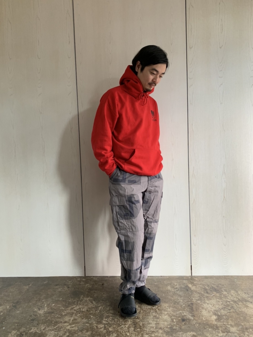 (OFF-1) 身穿藝術家KOSUKE KAWAMURA與AKIRA的聯名款，這是我喜歡的紅色，然後著用的褲子是美軍的T字迷彩六口袋褲。這是90年代專門製作來給都市作戰用的褲子，這樣的褲子其實作為居家褲也很不錯喔！