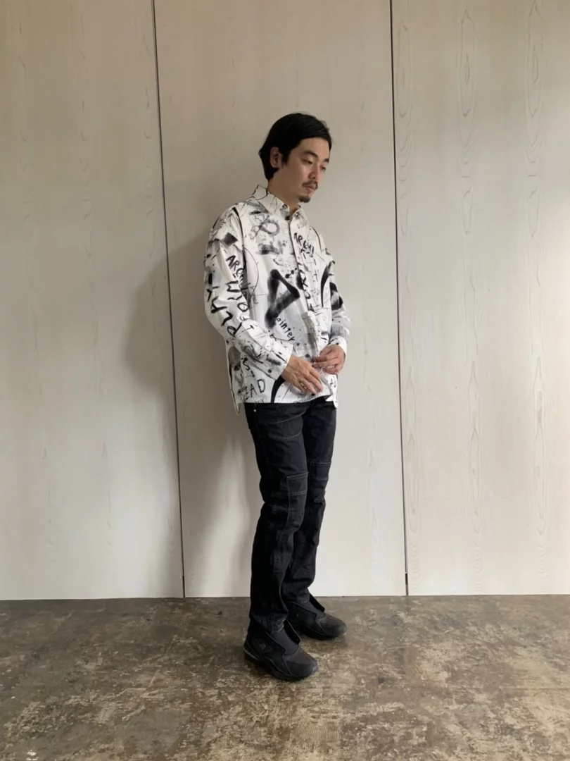 (ON-5) 這件襯衫是ALMOSTBLACK 2020年的印刷襯衫，我們取材於知名建築師Isamu Noguchi的意象與龐克元素作融合。版型上我們有做出些許凹凸設計，穿上去之後又能夠讓塗鴉來帶動自己的心情。褲子一樣是ALMOSTBLACK的經典窄身牛仔褲，鞋子則是AIR MAX 93的triple black，顧名思義就是有三種黑。