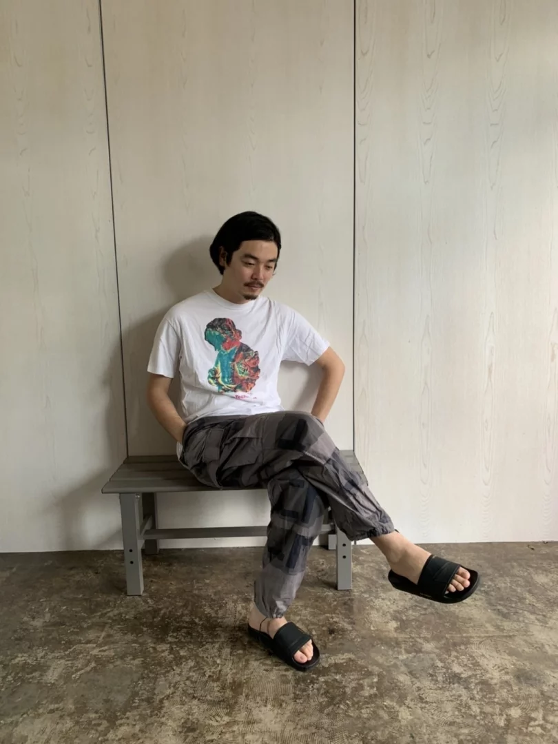 (OFF-2) 這是知名樂團NEW ORDER，80年末的Vintage Rock T-Shirt，我個人非常喜歡JOY DIVISION、NEW OREDR，我擁有許多他們的樂團T-SHIRT。褲子一樣是美軍的T字迷彩六口袋褲，這樣的軍褲與樂團T的混搭，在家也可以有好心情。