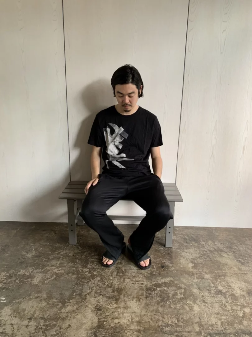 (OFF-5) 這件是在倫敦的TATE MODERN所舉辦WOLFGANG TILLMANS攝影展中的限定T-shirt，那時我無法前往，但就是很喜歡，所以我在網路上購買。WOLFGANG是我非常欣賞的德國現代攝影師，因為是德國攝影師所以就穿了一件老式ADIDAS褲子，不知道為什麼就是心情會很好。