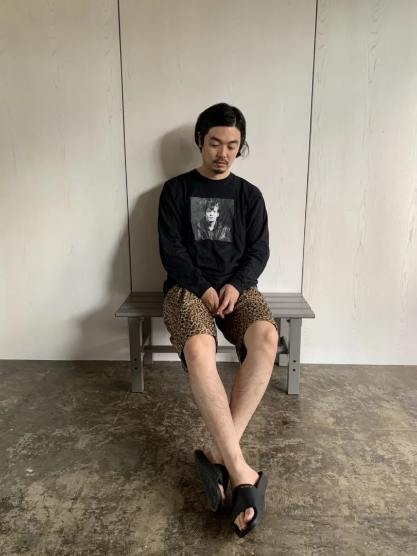 (OFF-4) ROBERT MAPPLETHORPE是我非常喜歡的美國攝影大師，他總是拍攝許多男性裸體，並且不斷挑戰藝術道德標準的上限。這是我在洛杉磯參觀他的展覽時所購買的，喜歡的人配上一件古著豹紋短褲，總是能夠提振自己的精神。