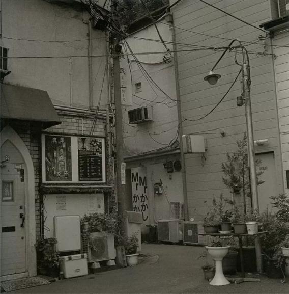 # 他耗時三十年在淺草寺拍照：日本攝影大師鬼海弘雄不敵淋巴癌逝世，享壽75歲。 27