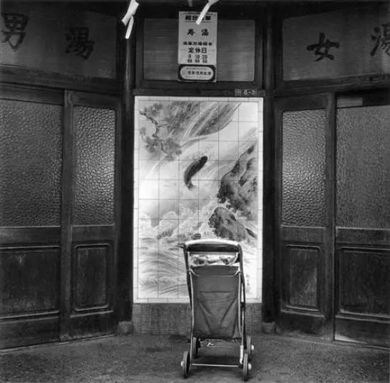 # 他耗時三十年在淺草寺拍照：日本攝影大師鬼海弘雄不敵淋巴癌逝世，享壽75歲。 24