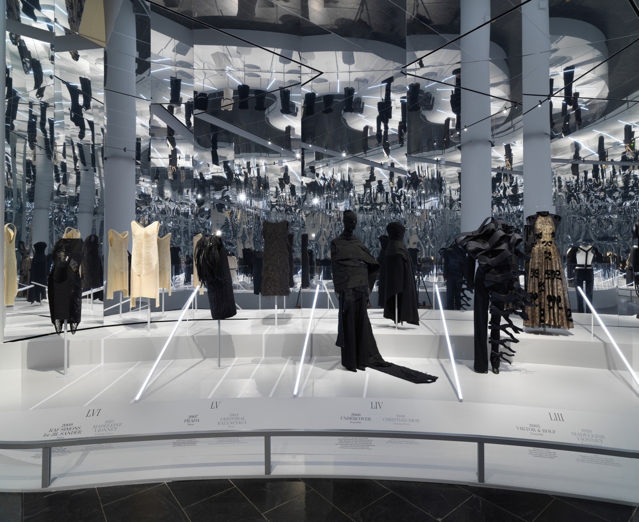 # 從服裝探討時間的連續性：The Met 《About Time》 展覽流於時間，始於經典 6