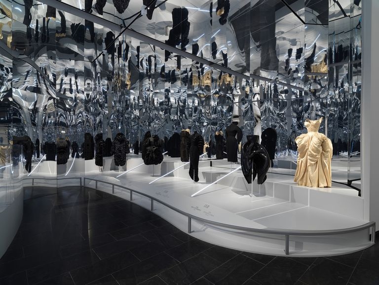 # 從服裝探討時間的連續性：The Met 《About Time》 展覽流於時間，始於經典 5