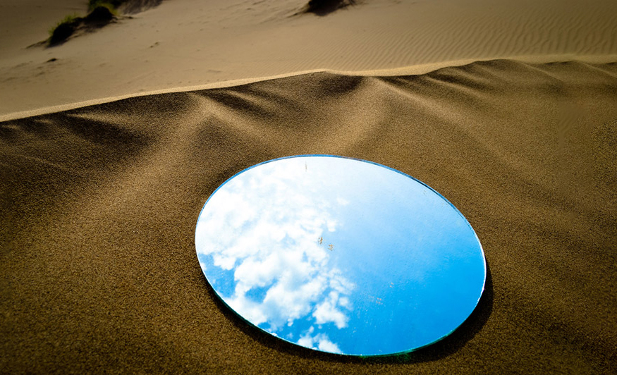 # 這會是網美拍照的新手法嗎：伊朗藝術家的鏡子裡，低頭也能看天空！ 5