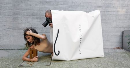 # 堅持不修圖的時尚攝影師，是真實還是懶惰：Juergen Teller 如何靠著一台 Contax G2 稱霸？