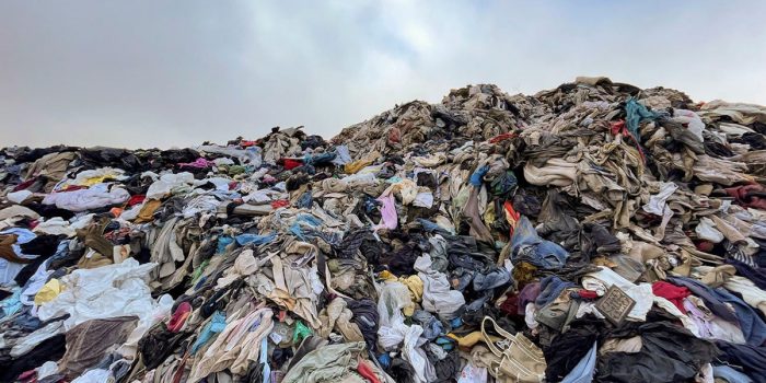 # 當衣服成為一座座沙丘，世界儼然成為深夜的惡夢：你知道台灣人一天平均丟多少衣服嗎？