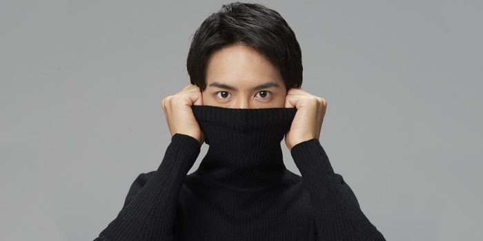 # 男人冬天穿高領展現品味要小心：這個姿勢在日本不要亂擺！