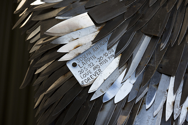 # 大家都說放下屠刀他偏要用十萬把兇器做一個天使雕像：英國藝術家 Alfie Bradley 極致的「雙面刃」藝術！ 9