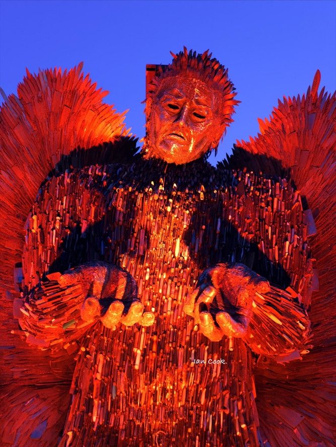# 大家都說放下屠刀他偏要用十萬把兇器做一個天使雕像：英國藝術家 Alfie Bradley 極致的「雙面刃」藝術！ 5