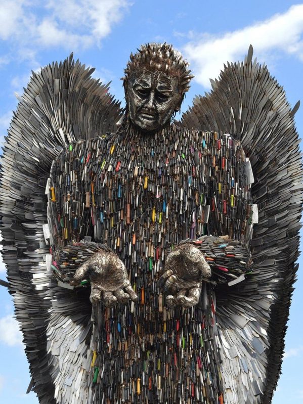 # 大家都說放下屠刀他偏要用十萬把兇器做一個天使雕像：英國藝術家 Alfie Bradley 極致的「雙面刃」藝術！ 4