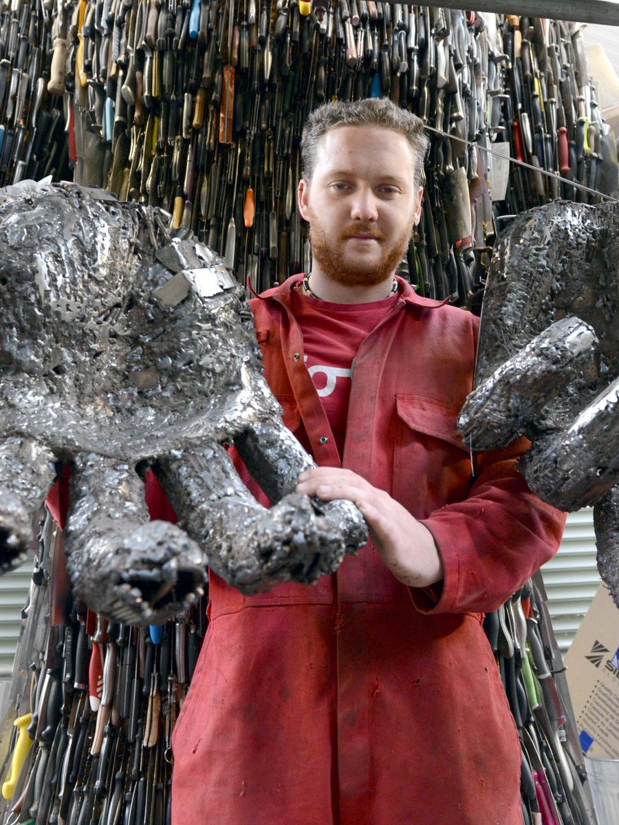 # 大家都說放下屠刀他偏要用十萬把兇器做一個天使雕像：英國藝術家 Alfie Bradley 極致的「雙面刃」藝術！ 2