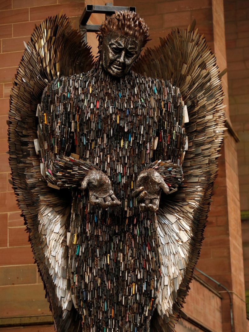 # 大家都說放下屠刀他偏要用十萬把兇器做一個天使雕像：英國藝術家 Alfie Bradley 極致的「雙面刃」藝術！ 3