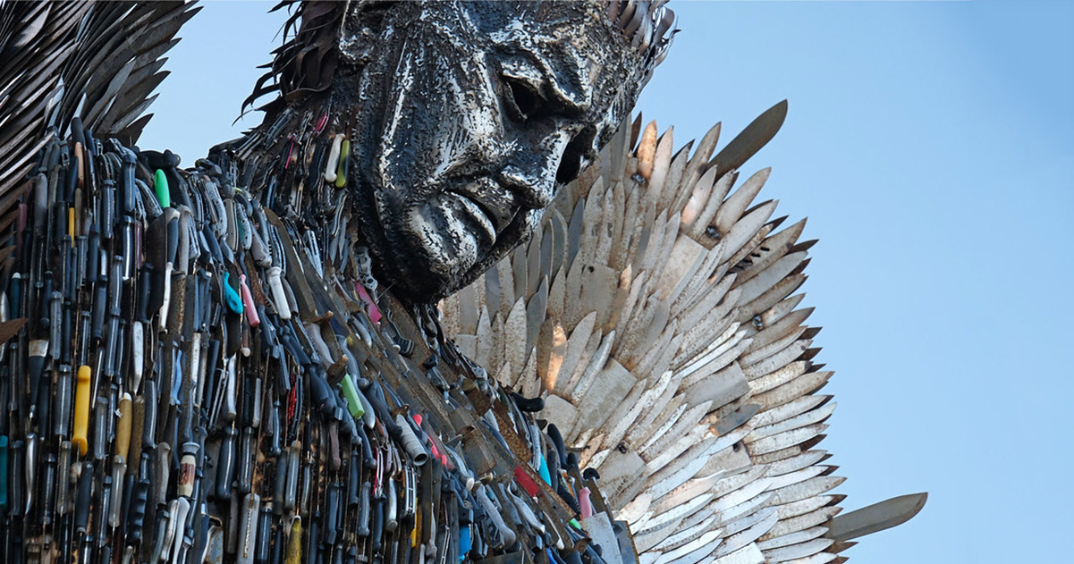 # 大家都說放下屠刀他偏要用十萬把兇器做一個天使雕像：英國藝術家 Alfie Bradley 極致的「雙面刃」藝術！