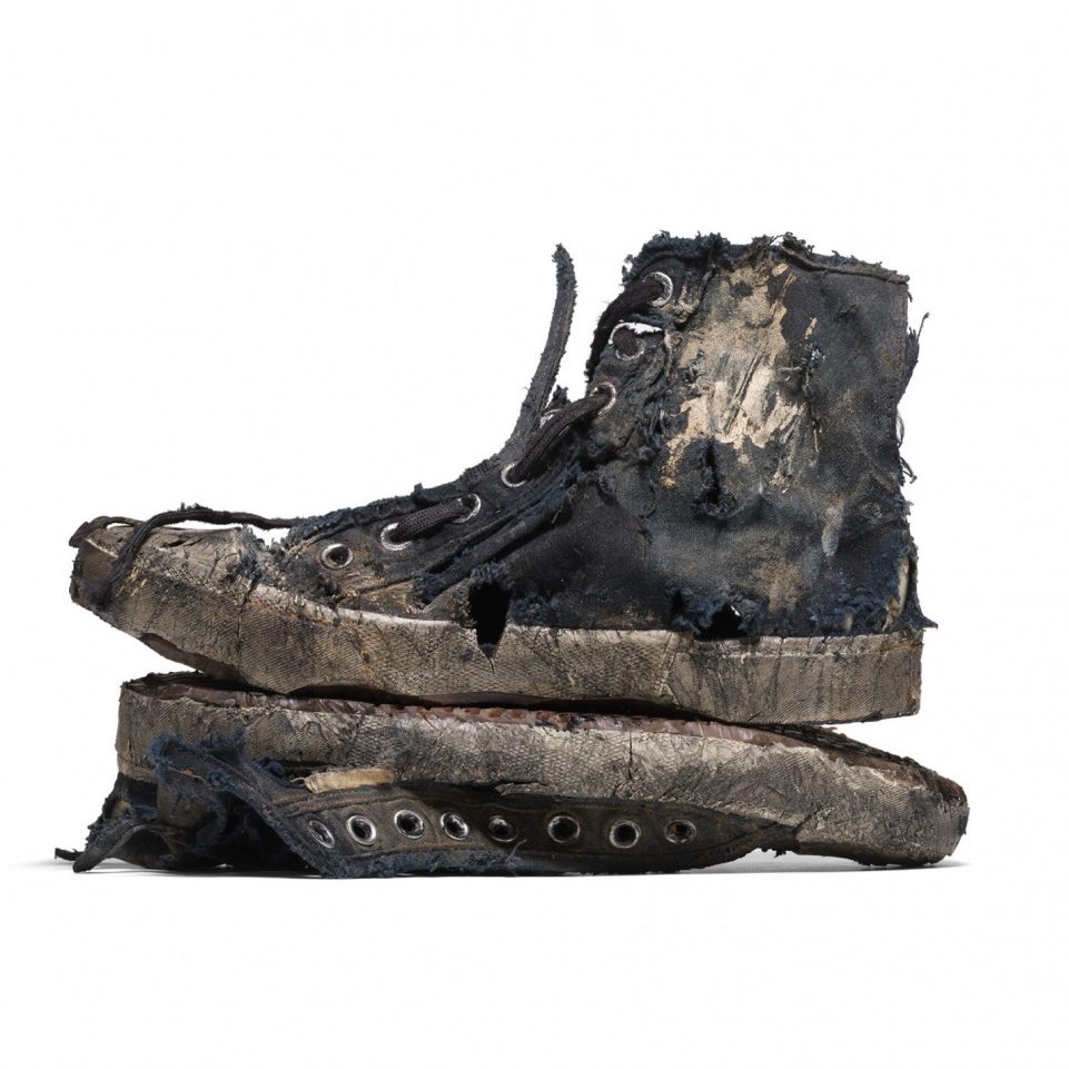 # 這不是 P 圖也不是惡搞：Balenciaga 釋出最新鞋款 Paris，破洞、泛黃、髒污、泥土通通來！ 2